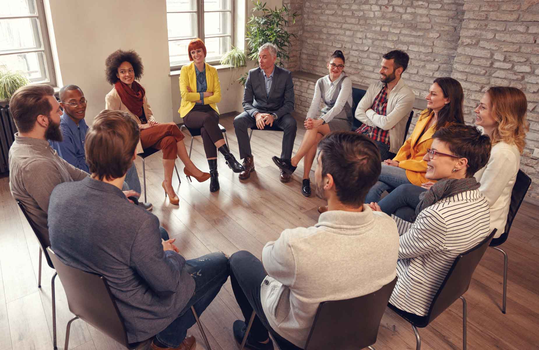 Weiterbildungen für Fachkräfte. Arbeitskreis Inklusion. Das Bild zeigt eine erwachsene Frau mit drei Kindern an einem Tisch. Die Kinder spielen.
