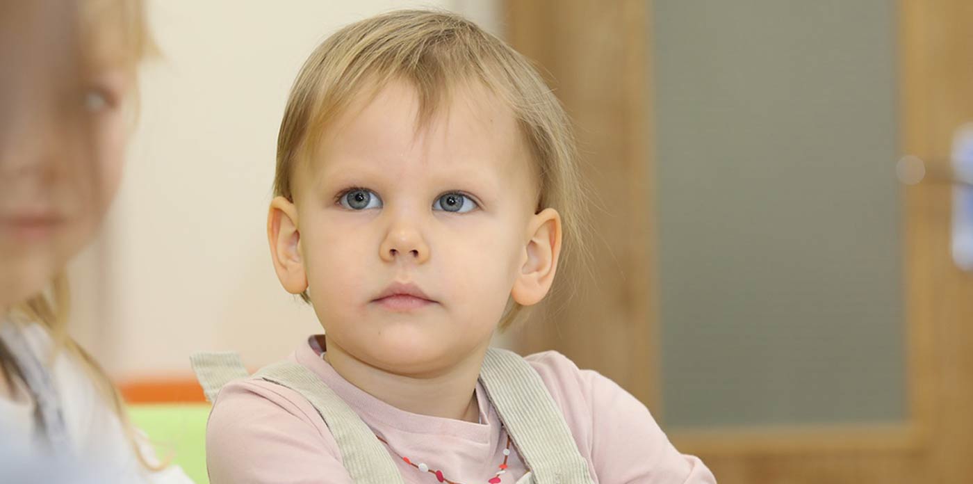 Offene Anlaufstelle bei BSL Kassel zur Frühförderung. Bild zeigt zwei Kinder, die an einem Tisch sitzen und sich anschauen.